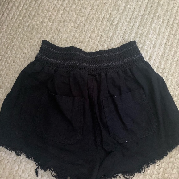 Black flowy shorts w elastic band waist, comfy - Picture 2 of 3